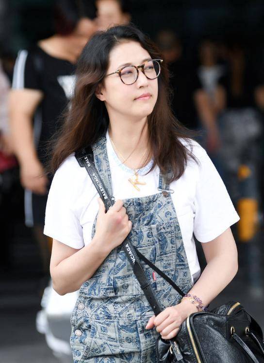 55岁周海媚身穿深v露背羽毛裙,裙子开叉开到大腿根,"绝对领域"若隐若