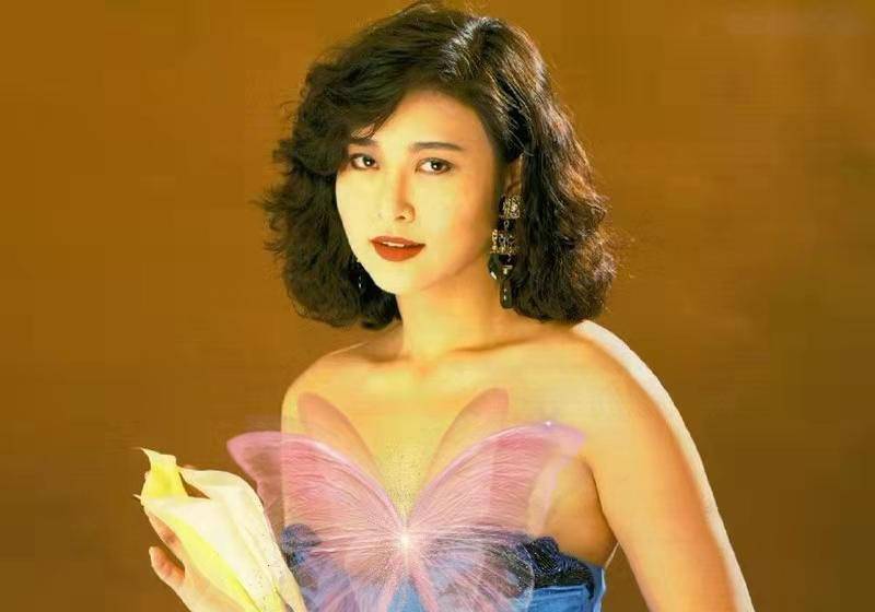 接着叶玉卿出演了《射雕英雄传之东成西就》里饰演皇妃,这个电影是很