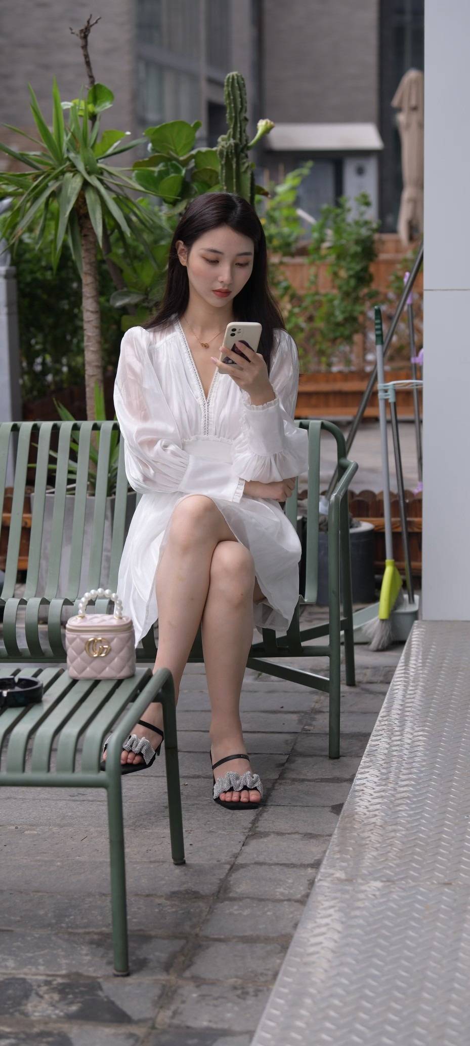 白色薄纱连衣裙轻盈透气又减龄修身,小姐姐仙气飘飘,真的太美了_裙子