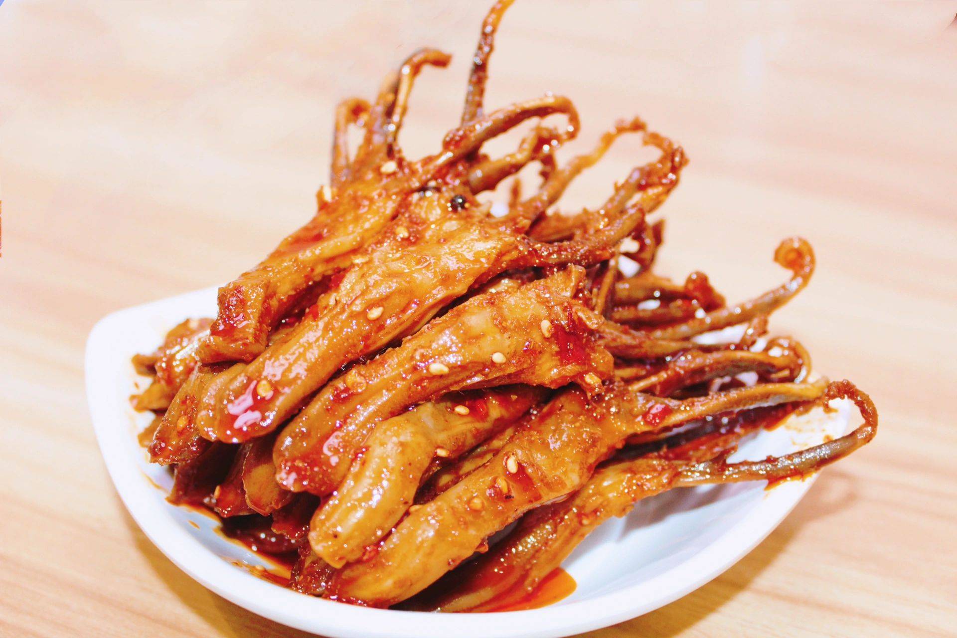 1,准备好所有食材,鸭舌洗净2,鸭舌冷水下锅,放少许姜片和料酒,大火煮