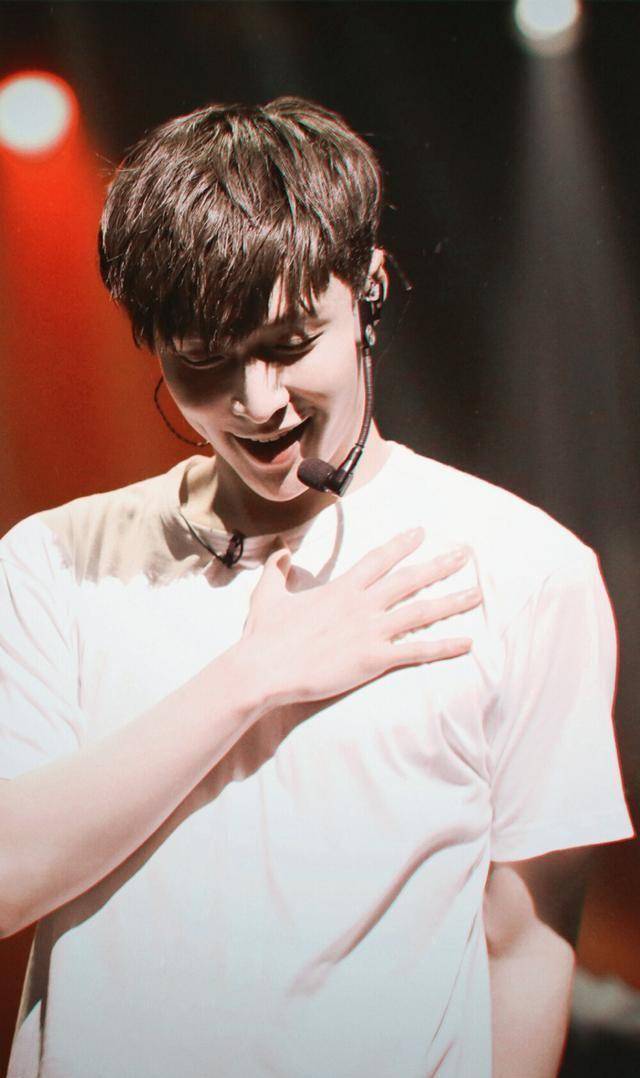 的专辑销量占了全公司的一半,这样的成绩还不能够让你李秀满满意吗?