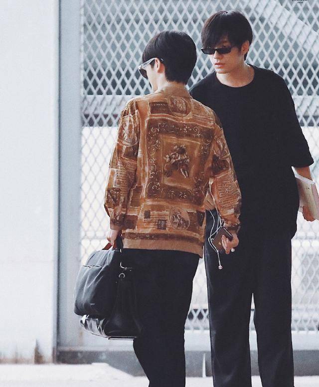 r1se周震南走机场,高调穿花衬衫,气场真不像00后!_个性_印花_南南