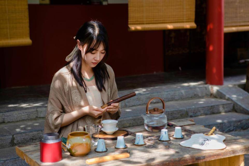 近期,中荷人寿安徽省分公司邀请40位女性嘉宾齐聚巢湖市鼓山寺风景区"