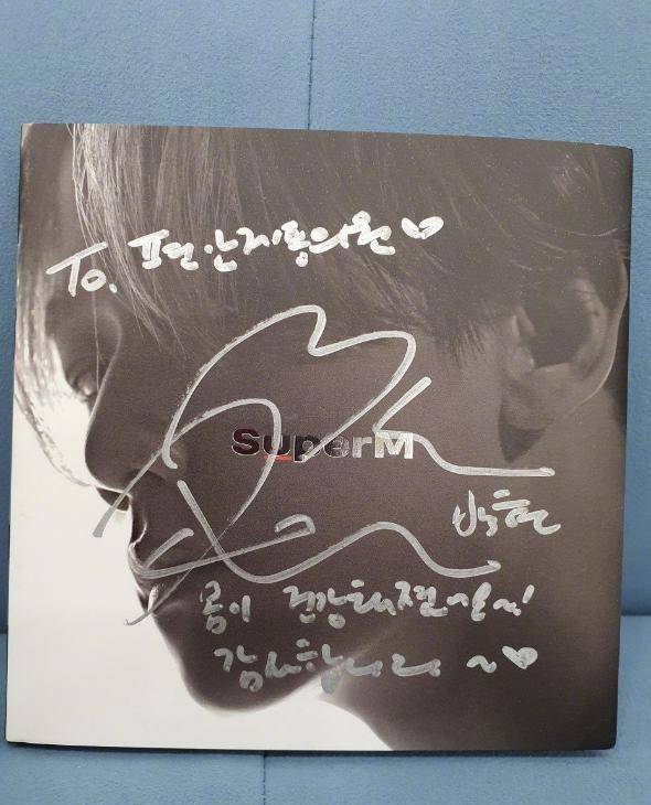 边伯贤因身体病痛而去医院,与医生合照,合照手势体现exo团魂_superm