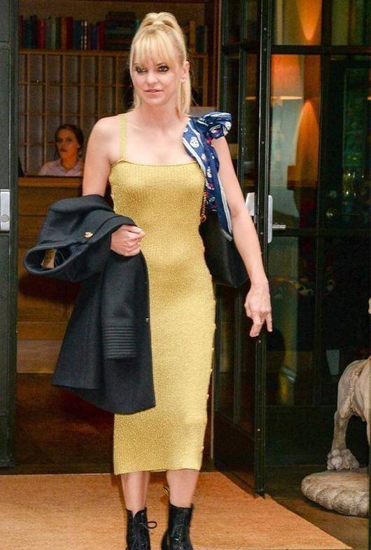 快跟着沈梦辰金晨穿针织裙,藏肉又时髦_黑色_美得_元素