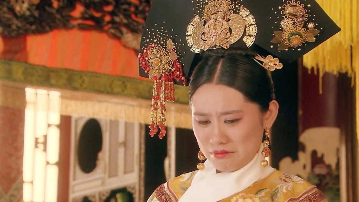 而且宜修的旗头还和《苍穹之昴》中光绪皇后的一模一样.