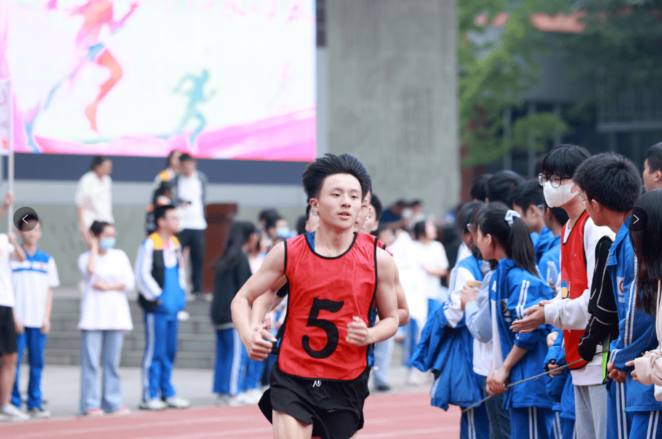 最美职校生79 || 洞子口职高学子乐于奉献 传递温暖_成都市_服务