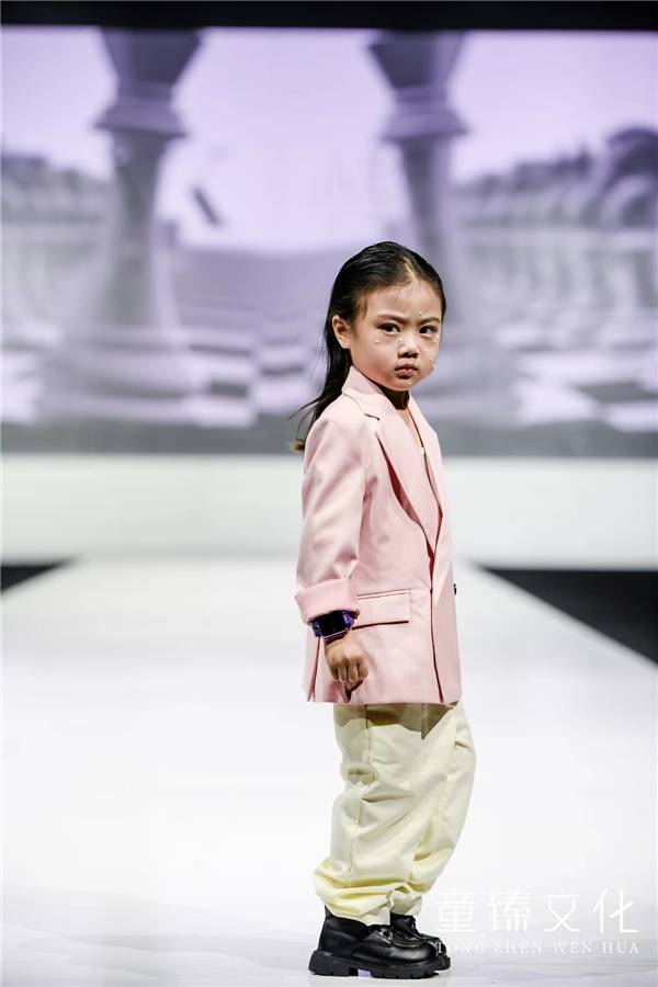 恭喜庞嘉钡,陈怡菲荣获第三季全球偶像城市总决赛明星超模称号_获奖_