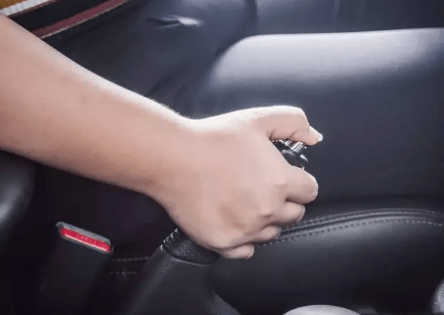 开车忘记松开手刹会发生什么？对车有什么影响？要注意检查哦-开车时忘记松手刹会有什么影响