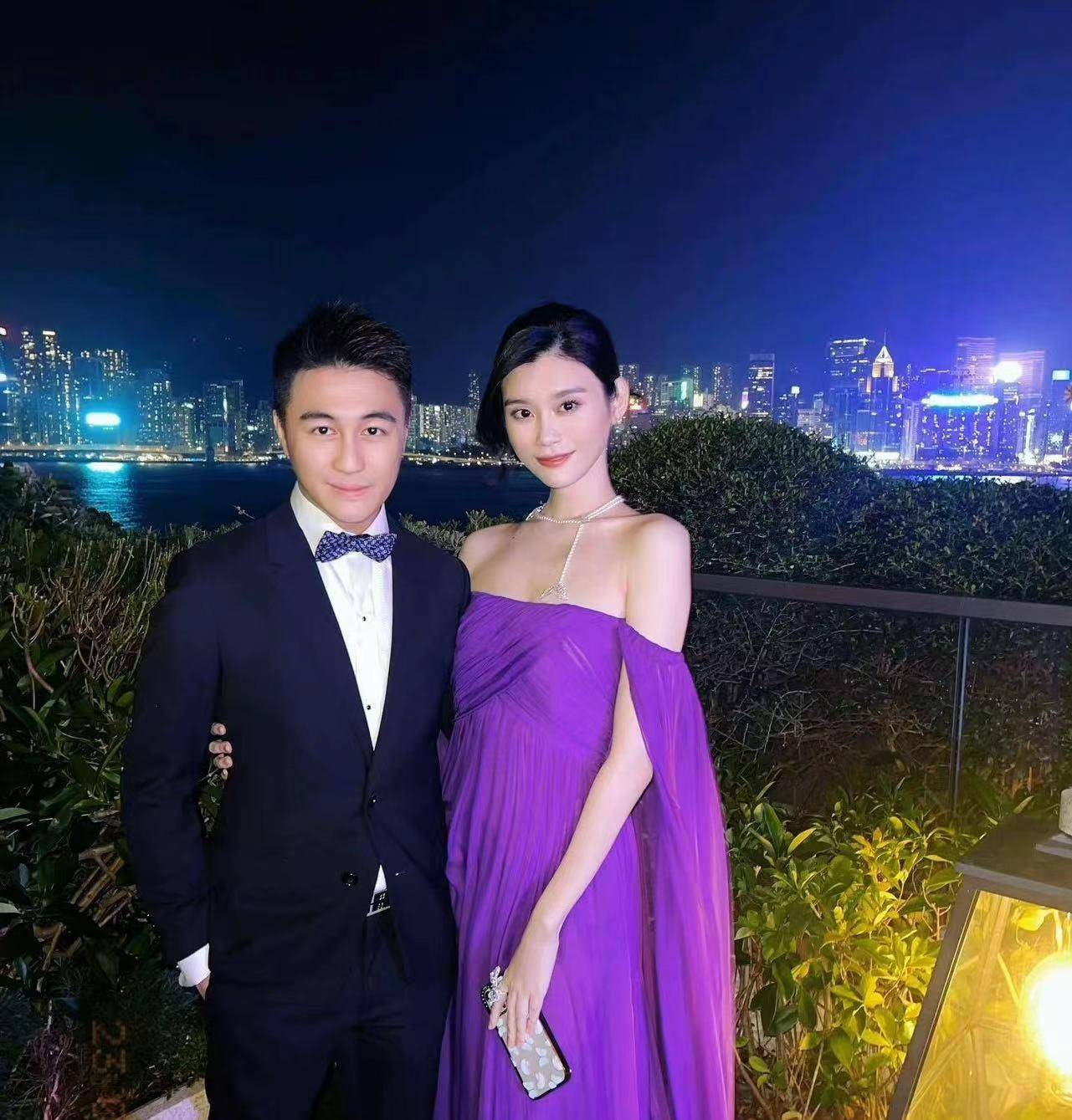 奚梦瑶跟着老公参加活动,越来越"淑女"了!