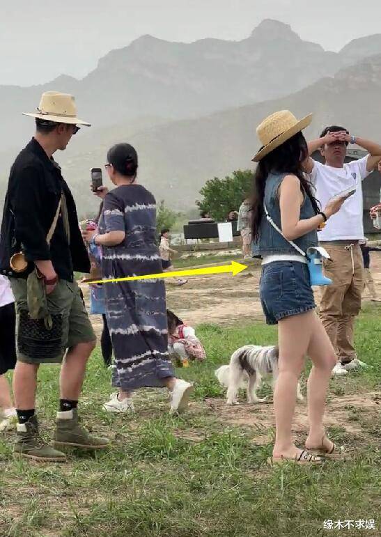 42岁霍思燕疑怀三胎,穿拖鞋,大腿粗壮,走路姿势引群嘲!