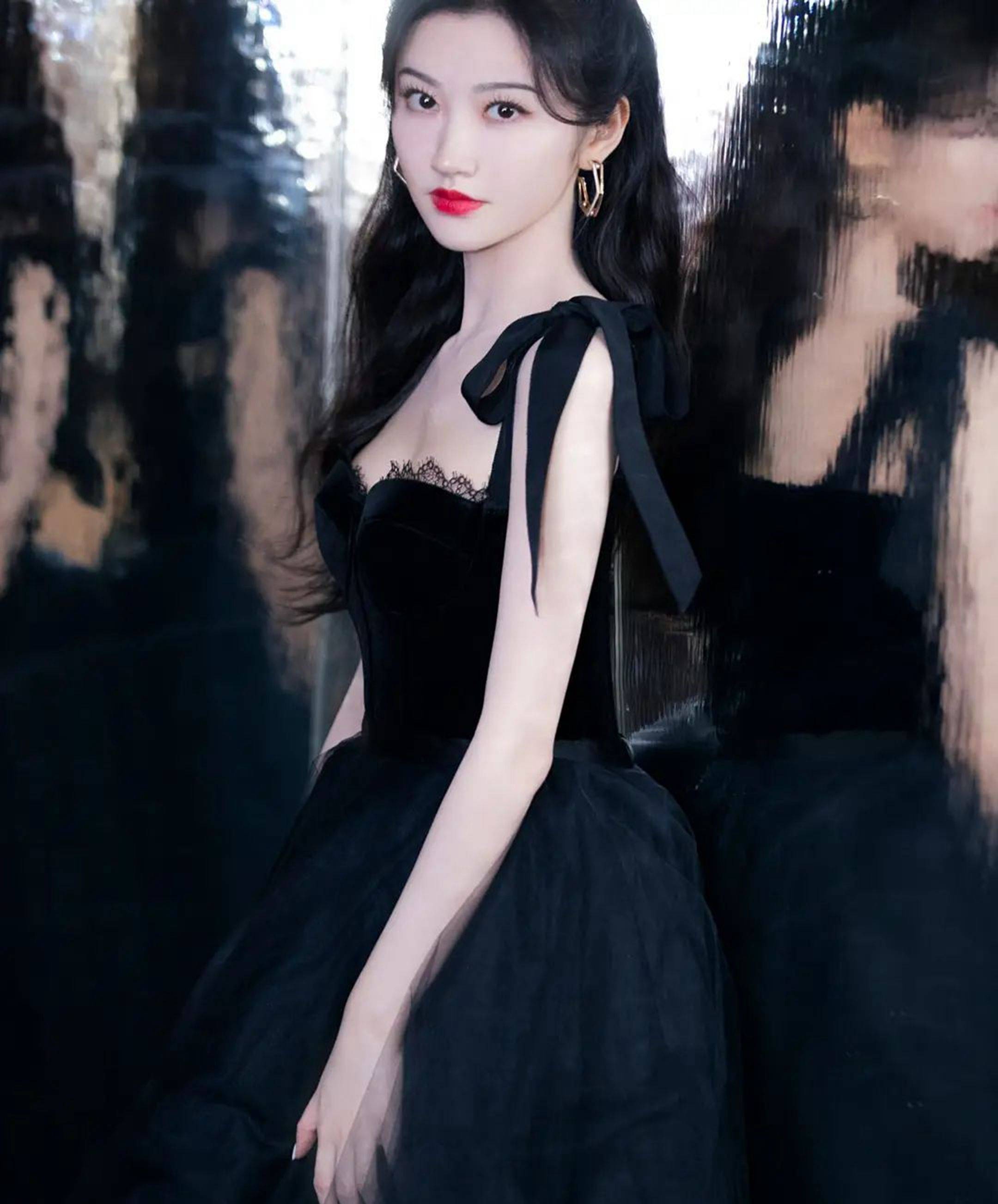 景甜黑色吊带蓬松裙性感写真_女神_网友_气质