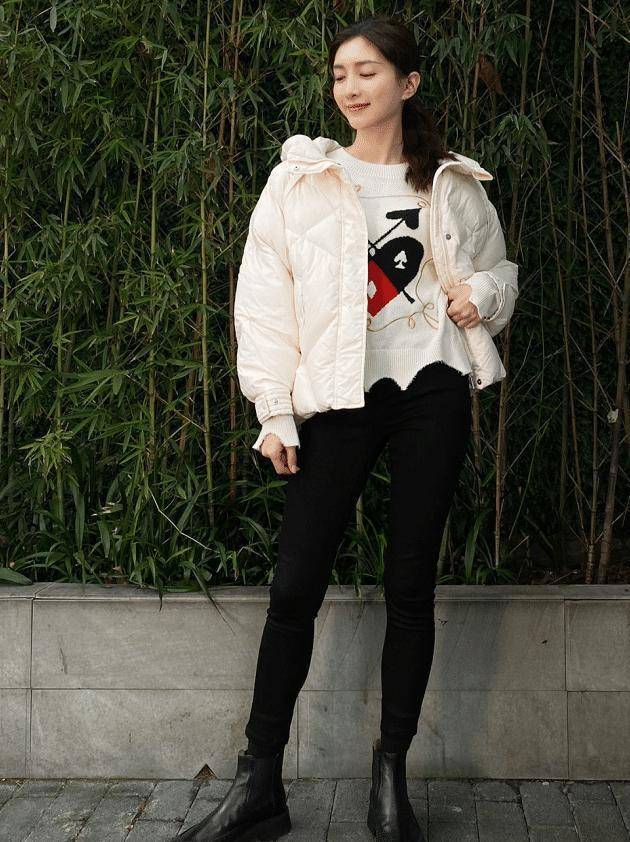 look3,羽绒服 阔腿裤咱们再来看看江疏影的这身羽绒服搭配,黑色的拼接