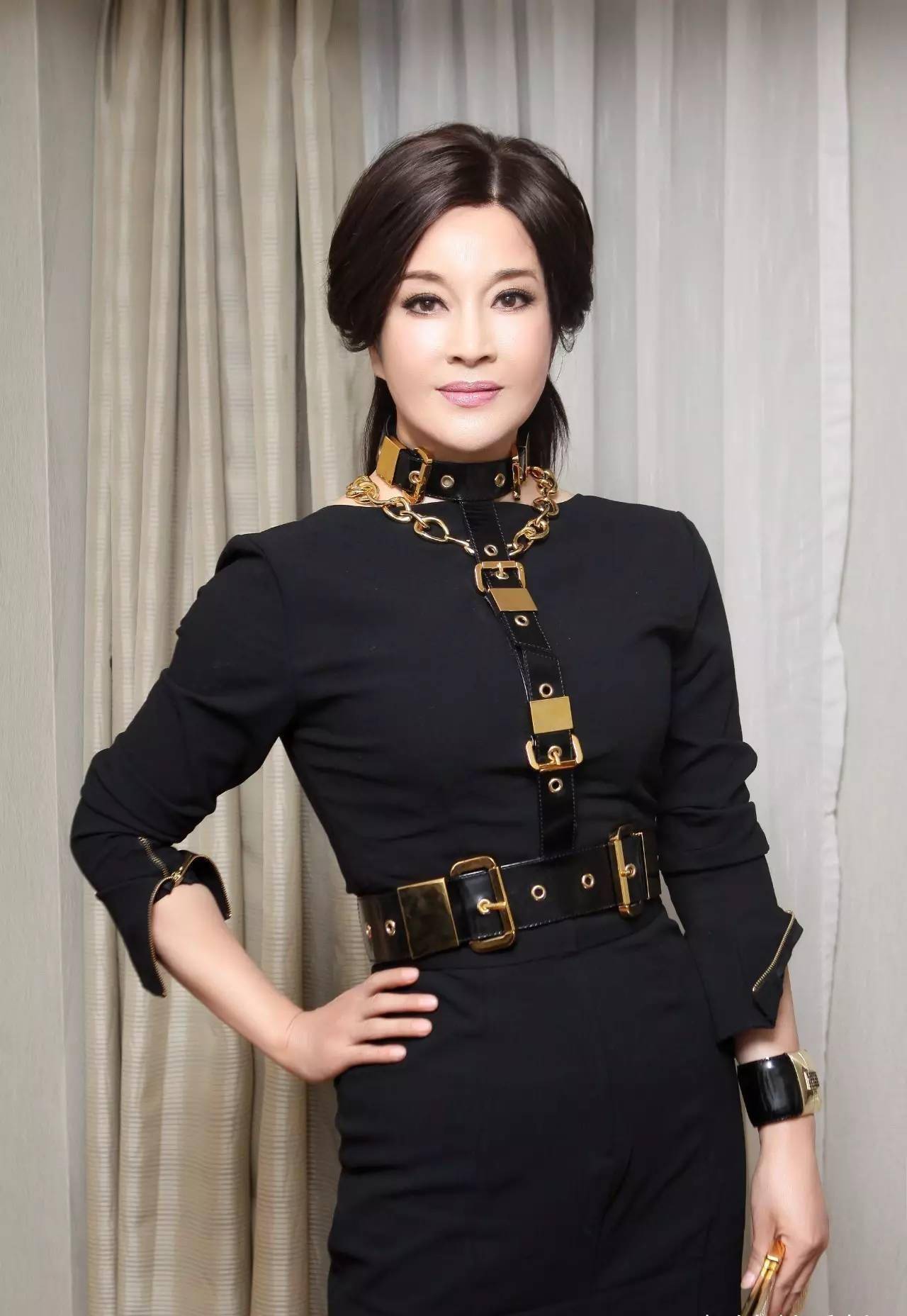 66岁刘晓庆写书法被围观,一幅字卖108万,手镯瞩目有拇指粗_本人_视频