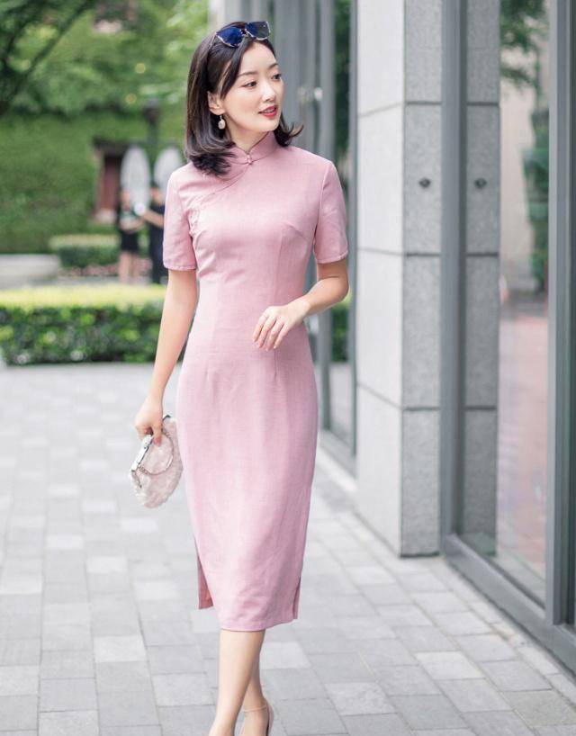 参加派对怎么穿?优雅又时尚的旗袍,低调又凸显气质!_印花_女人_款步