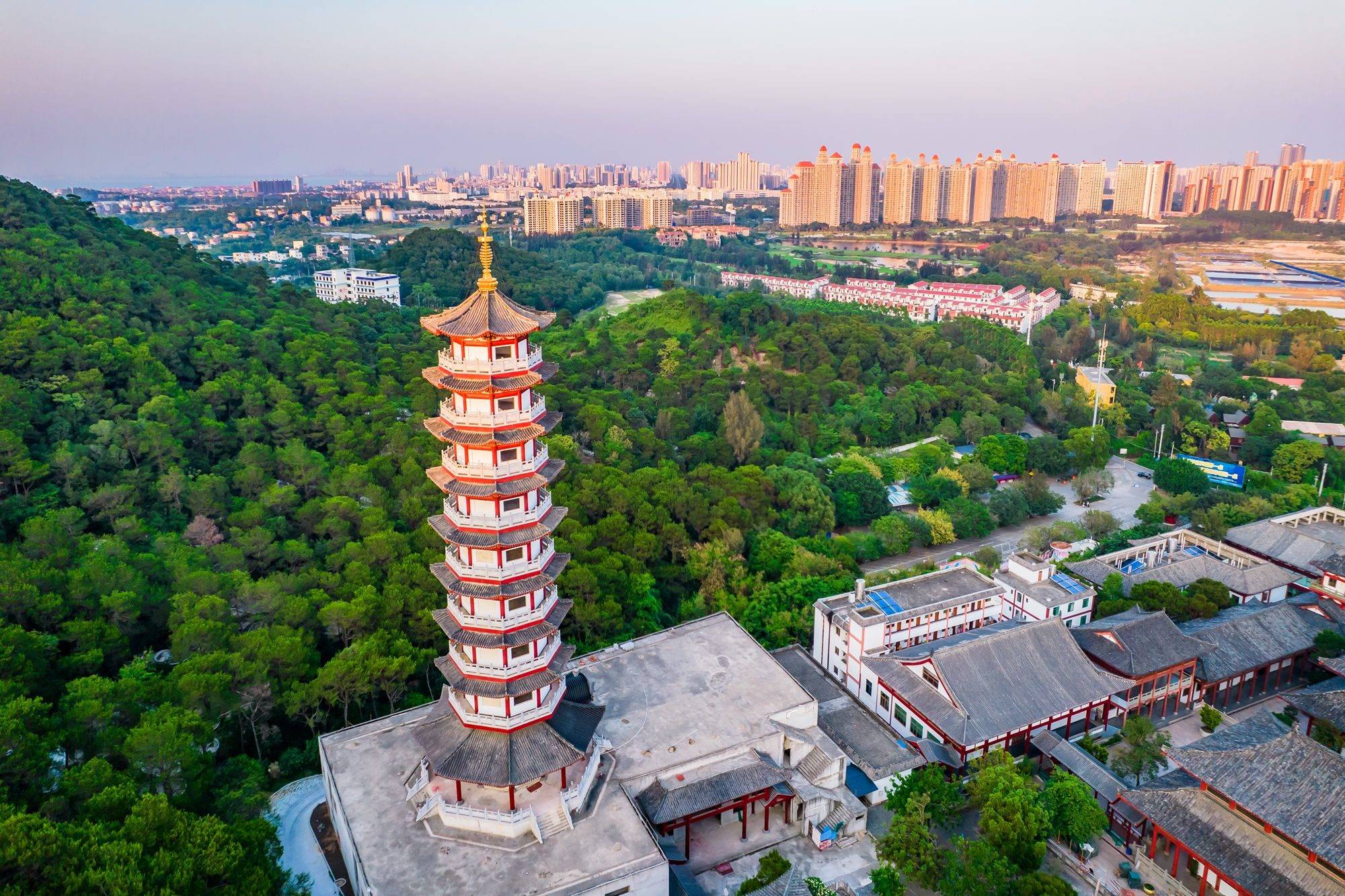 北海冠头岭普度寺,藏在闹市却坐拥安静,众多游客前来许愿祈福_寺庙_建