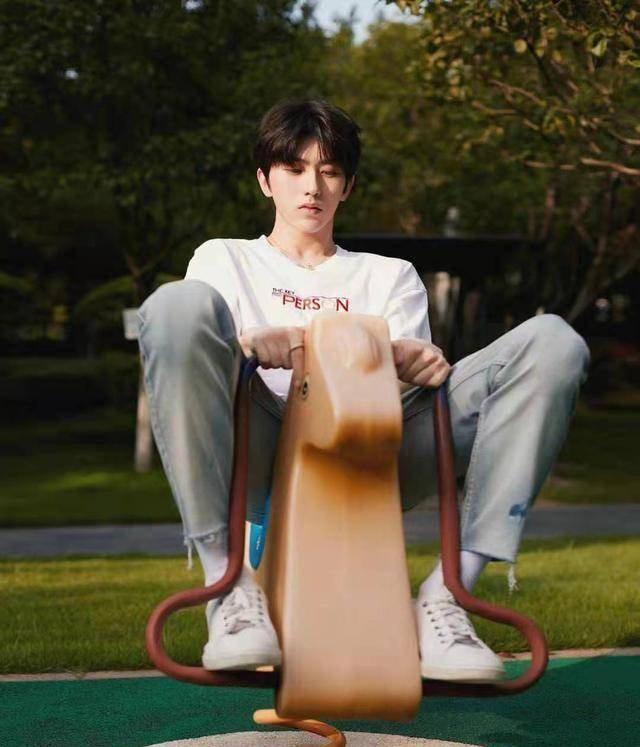 蔡徐坤儿童节发歌《怪》,风格怪诞声线慵懒,词曲都由自己包揽_时候