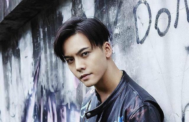 陈伟霆变得要比同龄的小鲜肉们更加成熟,更比那些年龄较大的大叔们,少