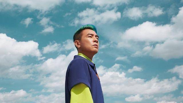 陈小春应采儿晒街拍酷帅十足,采儿蜈蚣辫超抢镜,网友:天生一对_蓝色