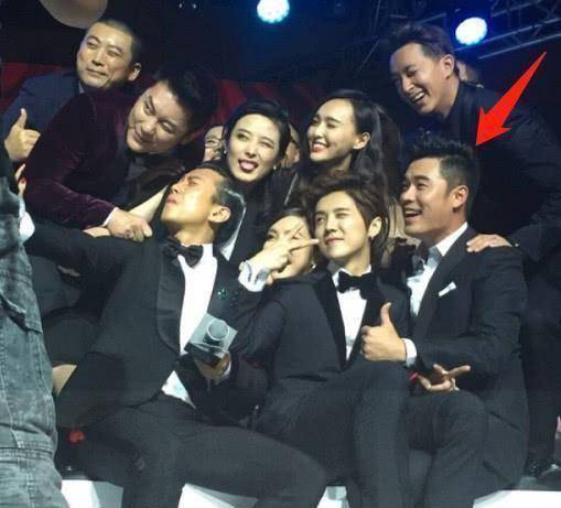 陈赫才是真正的"合影杀手",一个表情带偏一群人,不愧是谐星_因为_时候