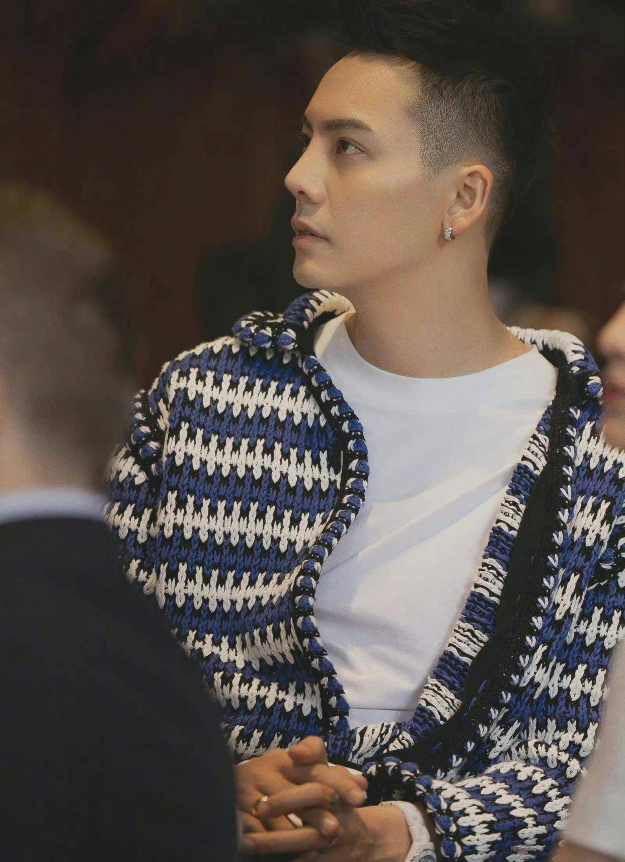 但在成为演员走红之前,他也是香港大公司的唱跳歌手,特别是陈伟霆的