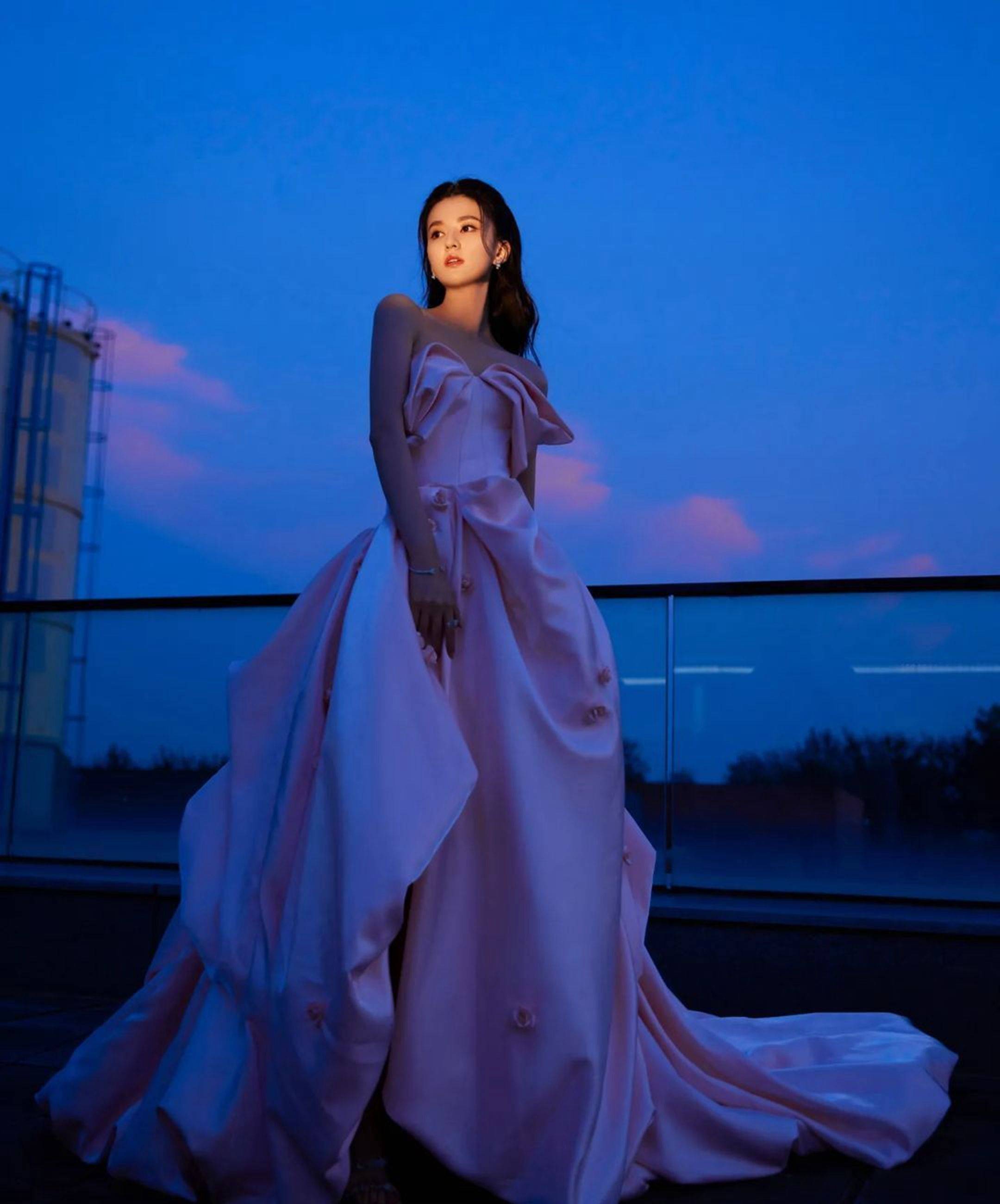 乔欣浅粉抹胸裙时尚优雅写真_粉色_造型_装饰