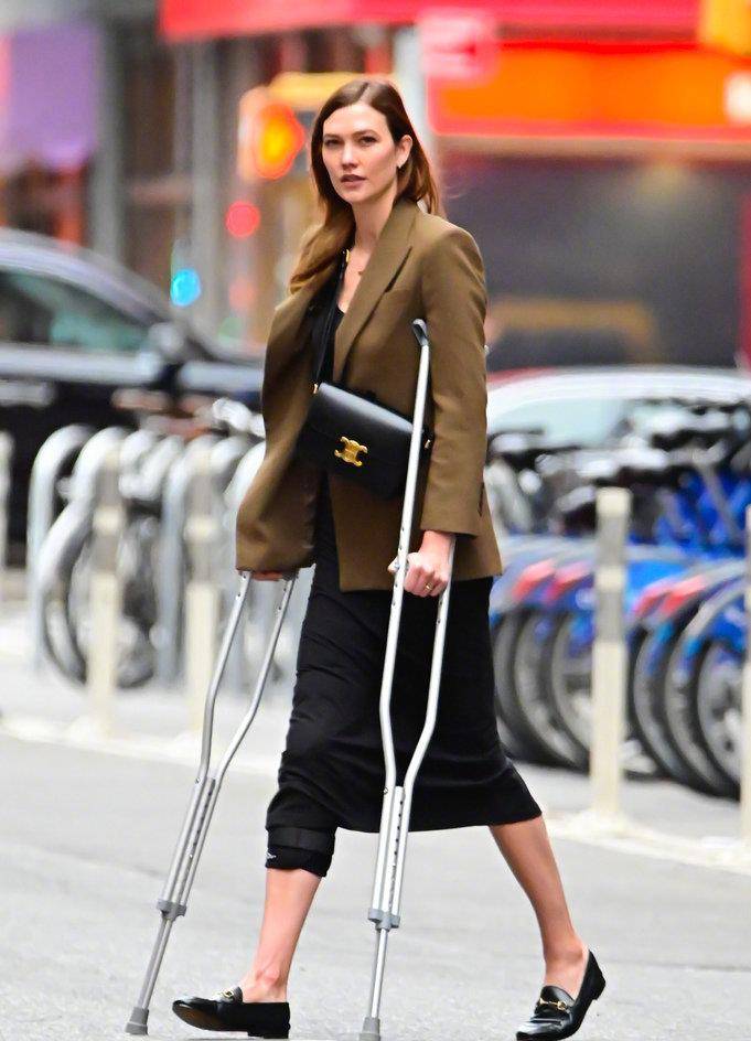 kloss街拍曝光,拄拐棍不耽误时髦,西装搭配格外精致_时尚_卡莉克劳斯