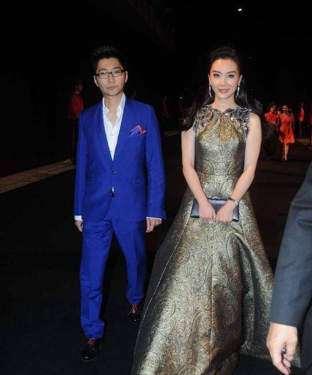 陈数与丈夫同框,她穿金色连衣裙显气场,身旁的老公像小跟班_女性_色彩