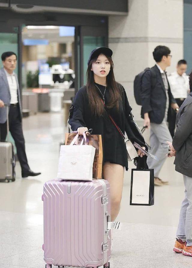 不过,近期程潇机场现身,竟然惊现大象腿,这与芭比的脸庞真的是形成了