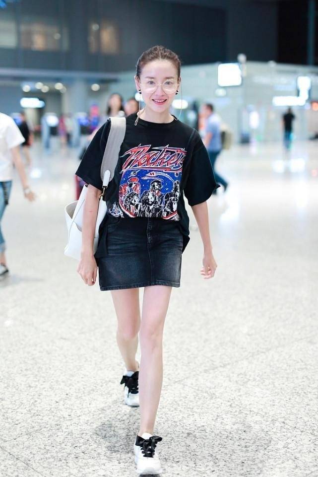 董洁挺会扮美的,在董璇身边穿得好像小姑娘,身材娇小还挺撩人_整体