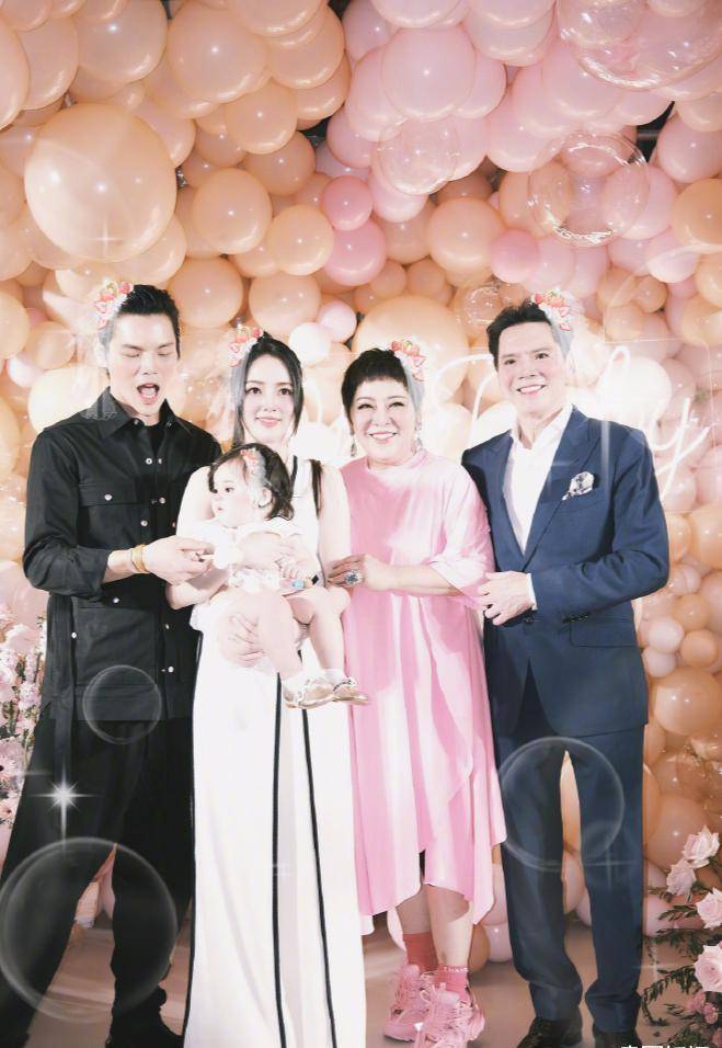 郭美女女儿近照,一岁向芷肉嘟嘟白到发光,五官精致颜值超高_向太_向佐