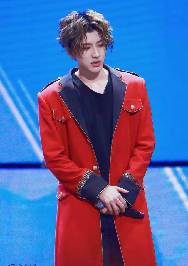 蔡徐坤红衣 泡面头发型帅气十足,红衣少年闪闪发光,真亮眼!