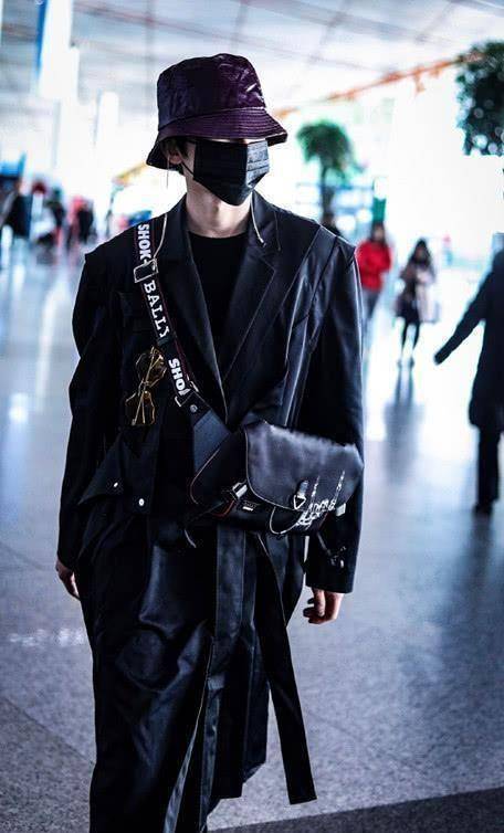 蔡徐坤穿黑色风衣到机场,配一条黑色阔腿裤,很酷很时髦!