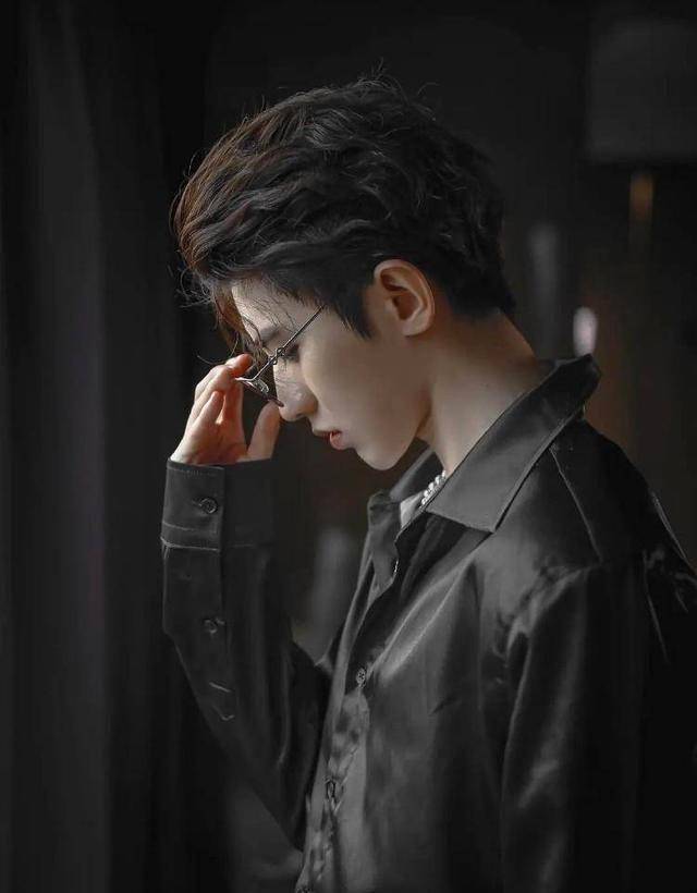 衬衫除了黄景瑜最服蔡徐坤,波浪大背头配上龙须刘海,潮范十足_黑色