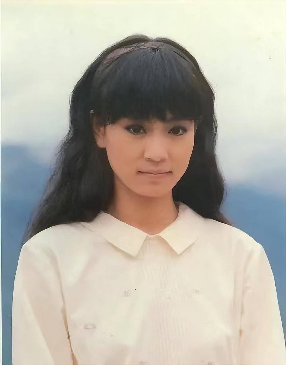 《庭院深深》:打开琼瑶剧新局面,秦汉,刘雪华的穿搭现在不过时_章含