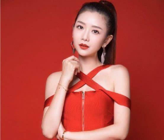 曾经的人气主持,如今成网红,还被网友质疑整容_yoyo_生活_李湘