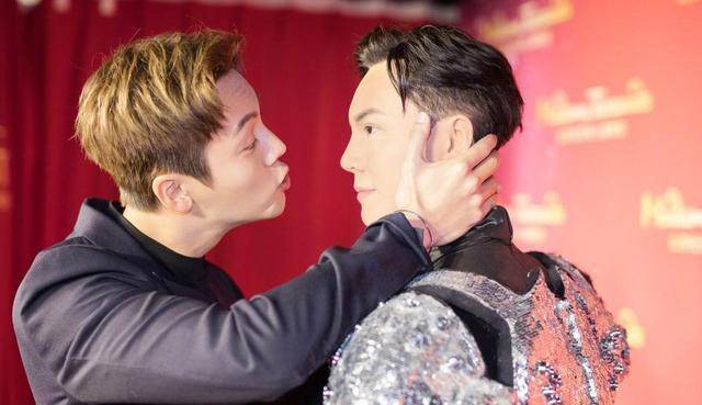 大张伟蜡像有胡子吴磊蜡像脏兮兮,被蜡像坑的最多的其实是他!