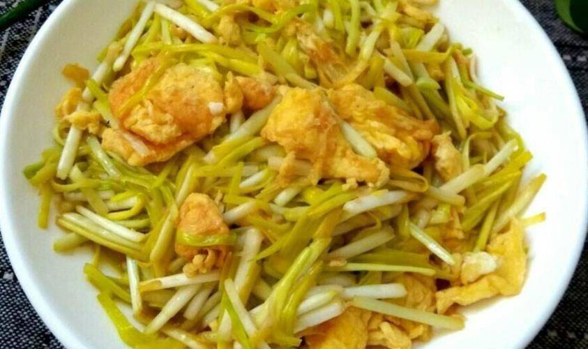 洋葱的气味很重,大蒜黄的气味更刺鼻,看茎,洋葱是扁的,大蒜黄是圆的.