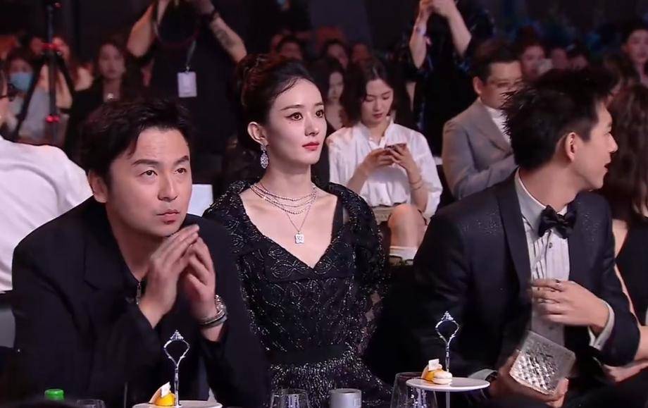 赵丽颖获得芭莎晚会年度演员,领奖前东张西望,和陈冲合影站c位_黄轩