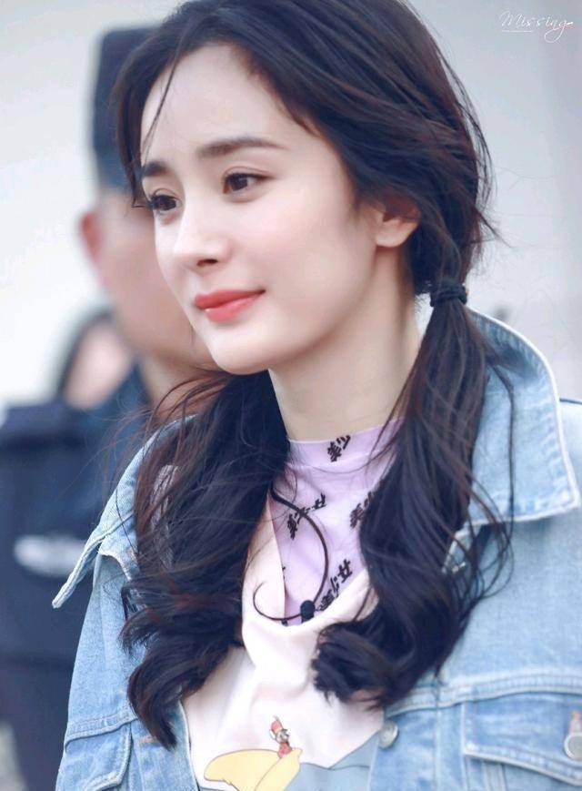 身材也保持的非常完美,最近杨幂终于换了一个造型,这次的杨幂换上了一