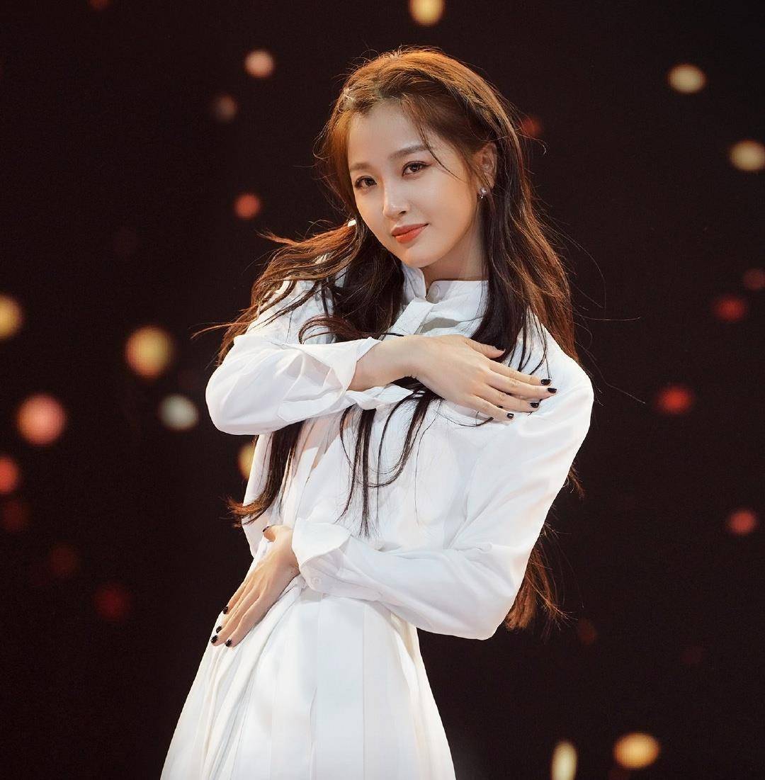 青春有你虞书欣排名第一,谁注意到第二许佳琪的表情,说不羡慕是假的