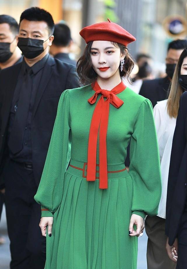 红绿穿出干练感,大胆的造型让人难以忽视_绿色_衣服_颜色