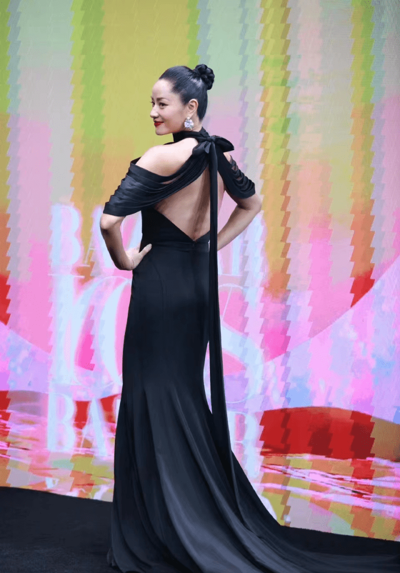 作为国际超模的瞿颖51岁的年纪身材管理一直在线,在拥有了绝对身材和