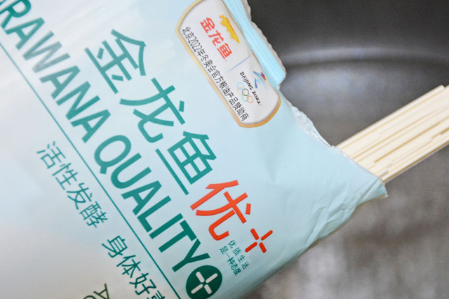 免油炸的香辣脆干面,吃出童年记忆里的味道,一口一个香脆_美味_金龙鱼