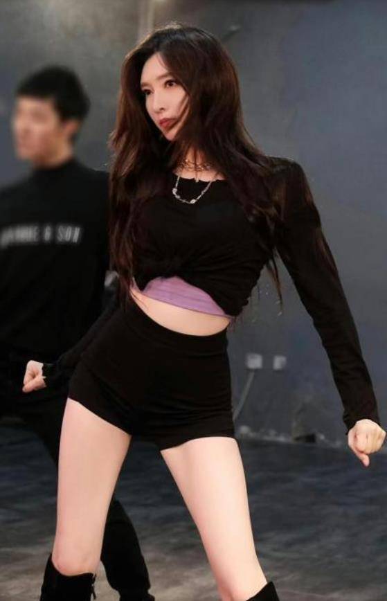 江疏影这次穿衣好大胆,一身黑色女团风时尚紧身衣,大长腿太抢眼_大腿