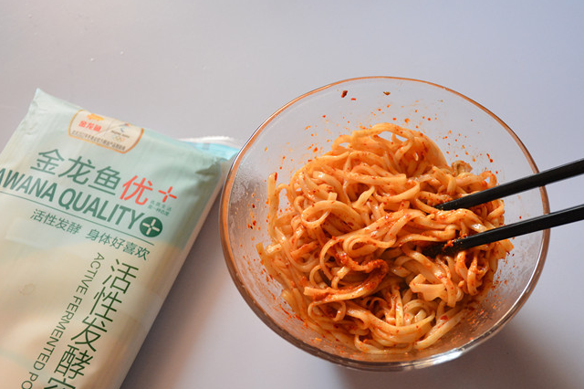 免油炸的香辣脆干面,吃出童年记忆里的味道,一口一个香脆_美味_金龙鱼