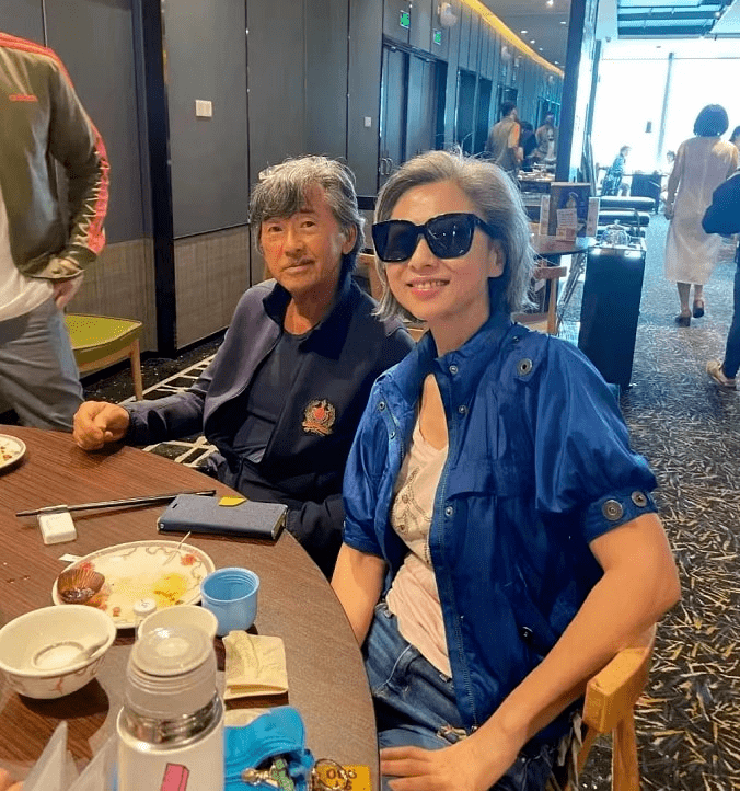 都是白发苍苍，林子祥十足老爷爷，叶倩文容貌和状态比实际年龄小(叶倩文林子祥唱的歌)