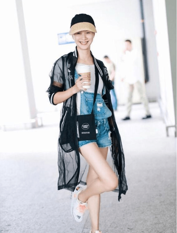 "小面包"的背带牛仔裤搭配薄纱外套,倪虹洁重回18岁!_时尚_衣服_美感