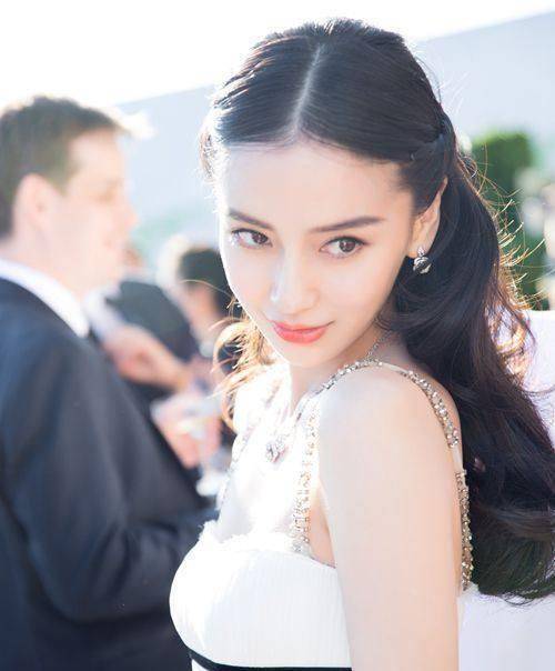 有网友猜测大概是因为前不久赵丽颖所接的品牌迪奥代言,被传出是动了