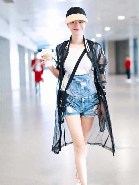 "小面包"的背带牛仔裤搭配薄纱外套,倪虹洁重回18岁!_时尚_衣服_美感